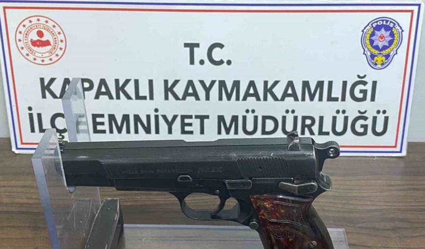 Ruhsatsız tabanca taşıyan 2 şahıs polis engeline takıldı