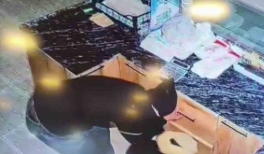 Sadaka kutusu ve nakit para çalan şahıslar kameraya yakalandı