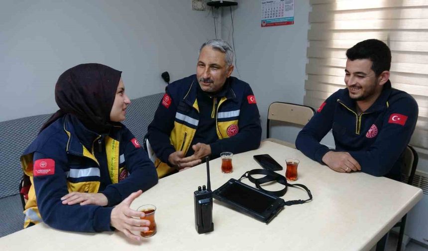 Sağlık çalışanı baba ve kızı aynı ambulansta hayat kurtarıyor