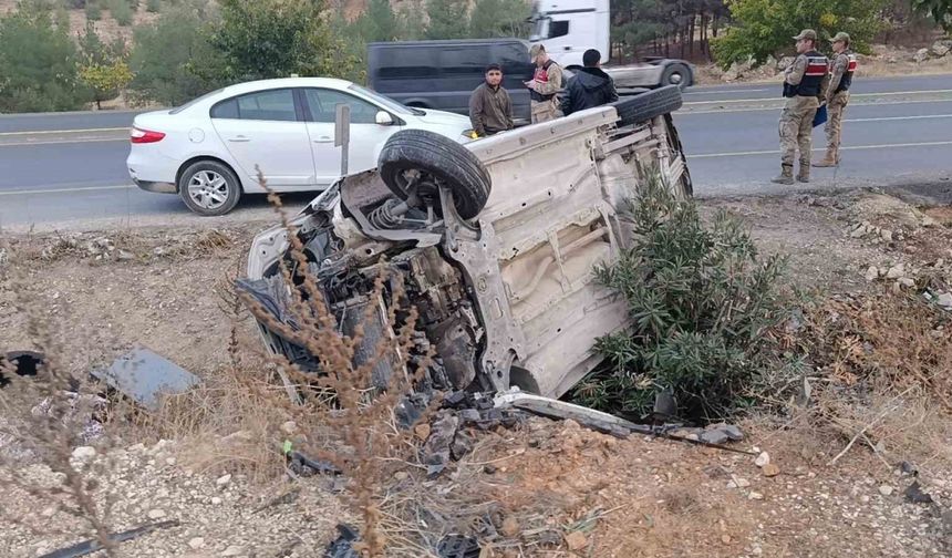 Şanlıurfa’da hafif ticari araç devrildi: Baba ve oğlu yaralandı