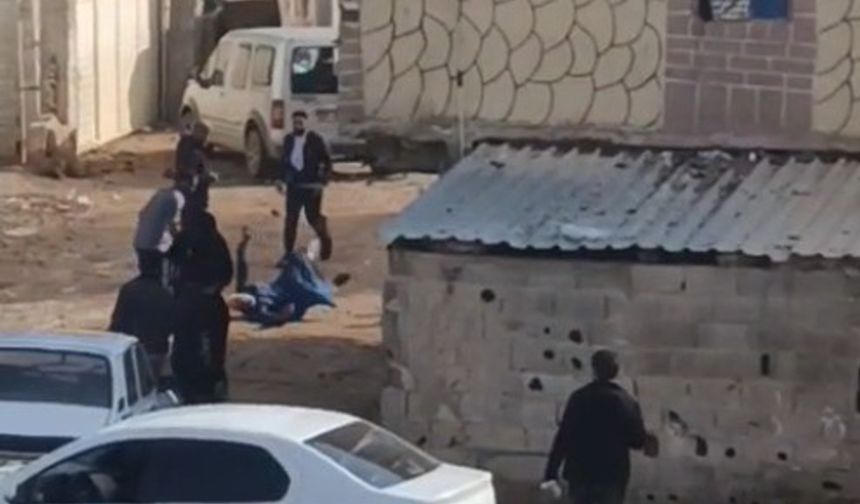 Şanlıurfa’da meydan savaşına dönen kavgada 1 kişinin silahla vurulma anı kamerada