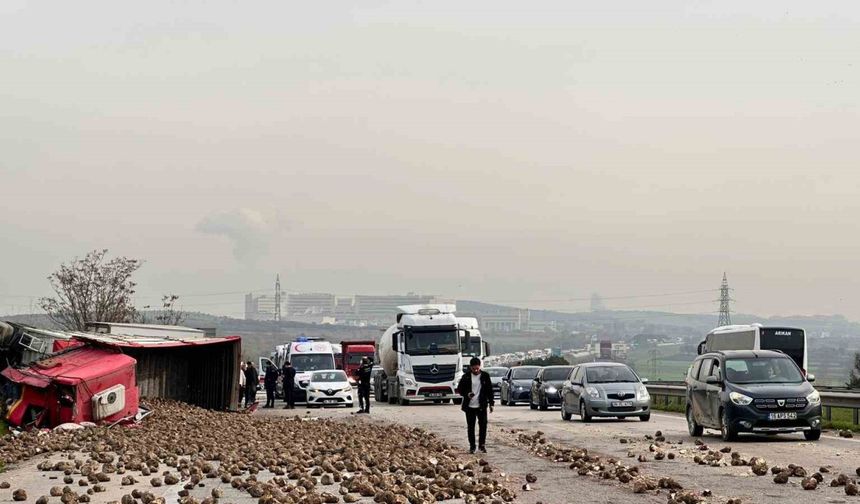 Şeker pancarı yüklü tır 2 araca çarpıp devrildi: 1’i ağır 5 yaralı