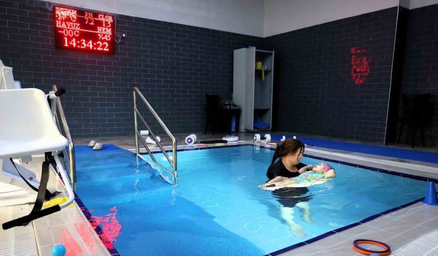 Serebral palsili Duru’nun tedavisi suyun gücüyle destekleniyor