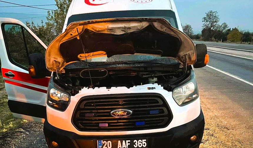 Seyir halindeki ambulans alev aldı