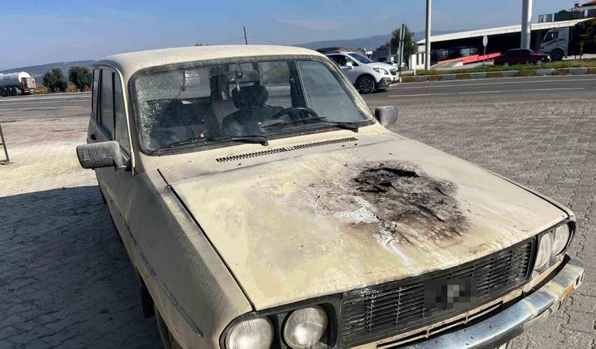 Seyir halindeki otomobil alev aldı