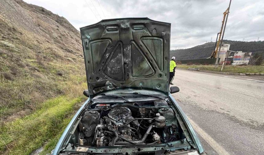 Seyir halindeki otomobilde çıkan yangın söndürüldü
