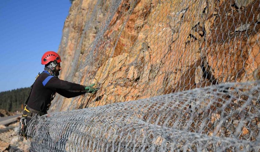 Sık sık heyelanların yaşandığı 2 bin rakımlı dağ çelik ağlarla örülüyor