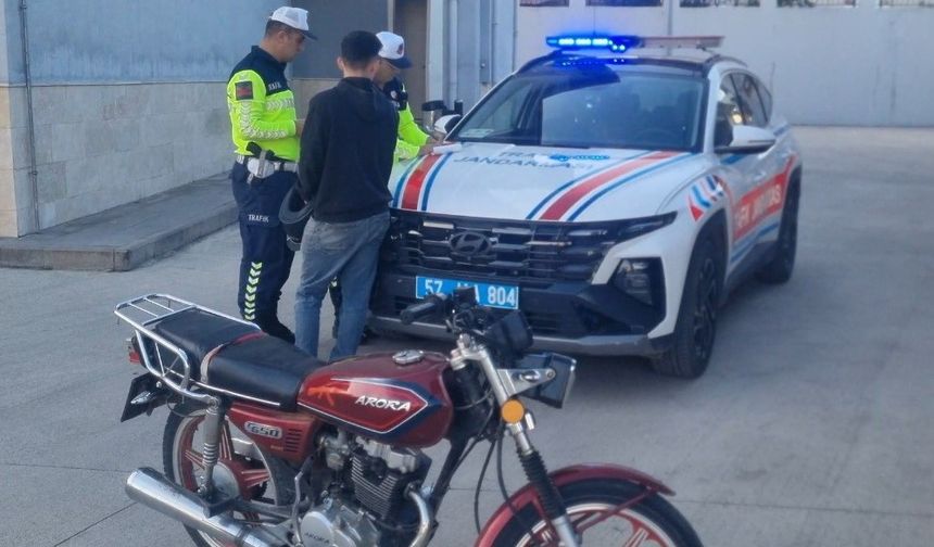 Sinop’ta trafiği tehlikeye atan motosikletli yakalandı