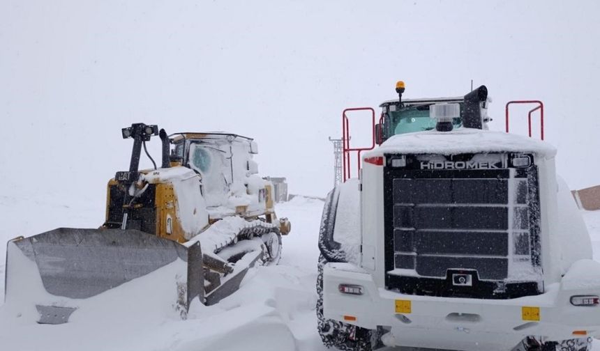 Şırnak’ta kar yolları kapattı, beyaz esaret başladı