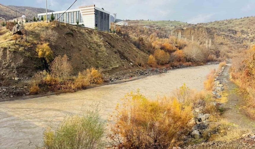 Şırnak’ta yağış sonrası Hezil Çayı coştu, suyun debisi yükseldi