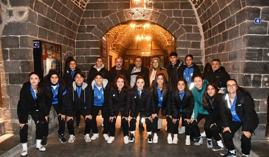 Siverek Belediyesi, Ağrı kadın futbolcularının konaklama masraflarını üstlendi