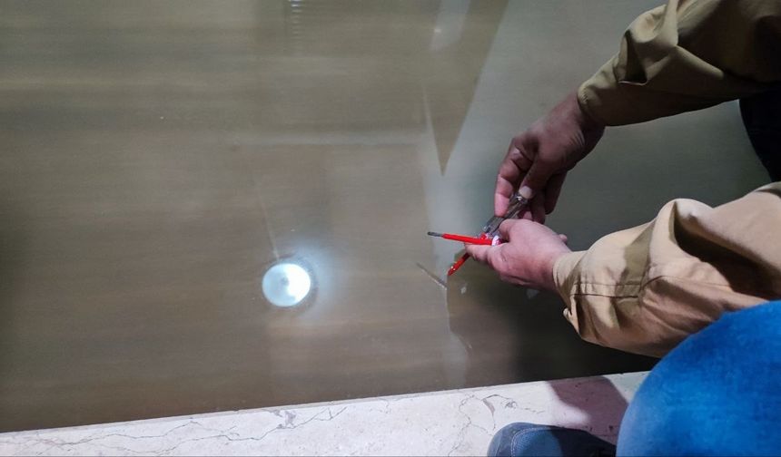 Sürekli su basan bodrum kata ’kontrol kalemiyle suyu test ederek’ giriyorlar