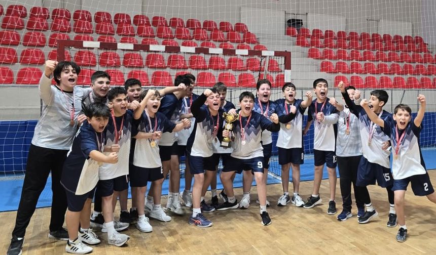 Talas 75. Yıl Mühibe Germirli Ortaokulu’ndan çifte şampiyonluk