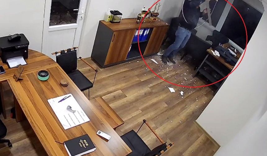 Tavana bastı, ofise düştü: Yara almadan kurtuldu