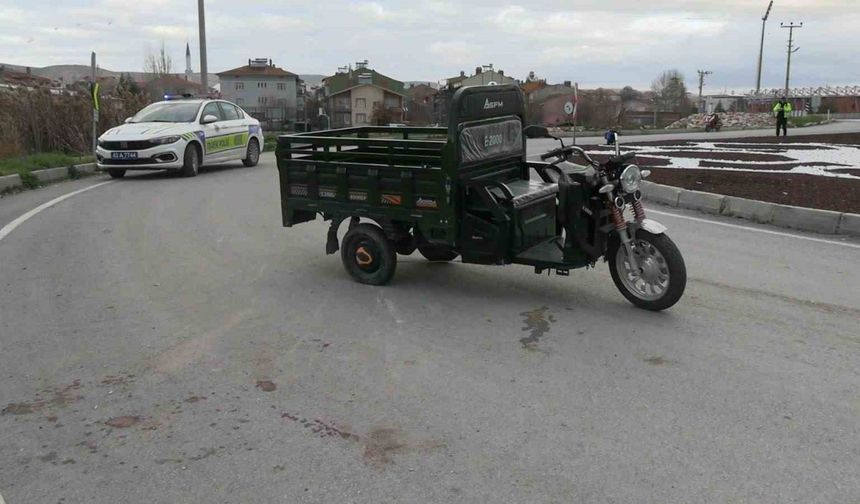 Tavşanlı’da elektrikli motosiklet devrildi: 4 yaralı