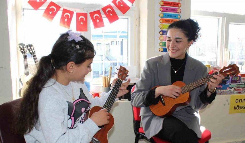 Tek öğretmen, dört öğrenci: Köy okuluna yürek ısıtan dokunuş