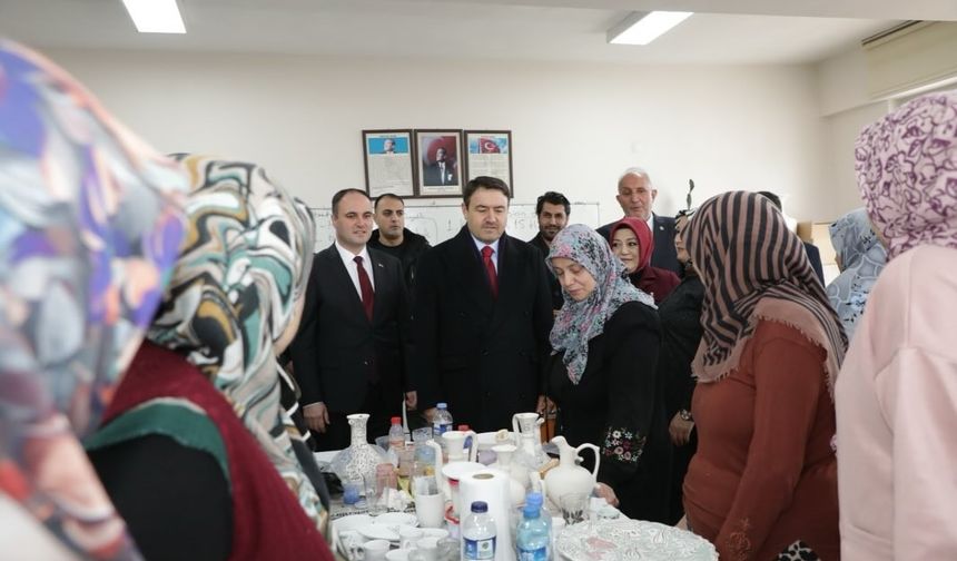 Vali Musa Işın, Aslanapa Halk Eğitim Merkezi’nde kursiyerlerle buluştu