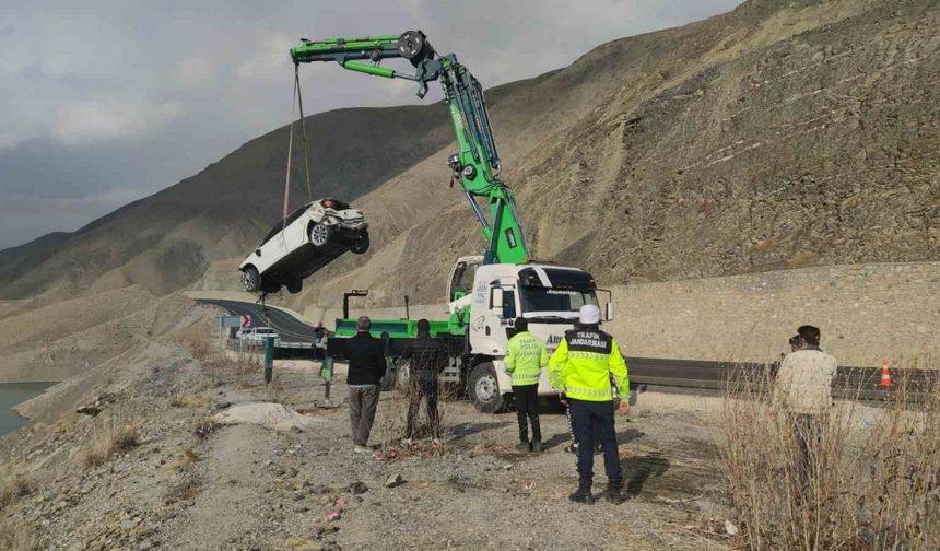 Van’da 3 gence mezar olan otomobil, sudan çıkarıldı