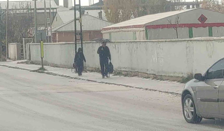 Van’da dolu yağışı şehri beyaza bürüdü