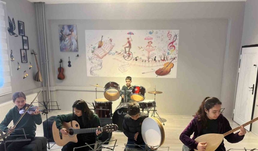 Vefalı eş, hayatını kaybeden kocasının anısına kütüphane ve müzik atölyesi kurdu