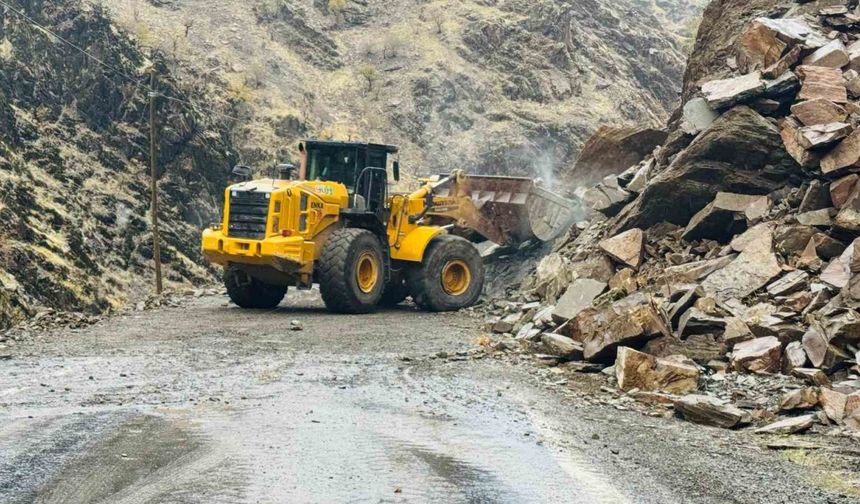 Yağış sonrası kopan kaya parçaları yolu ulaşıma kapattı