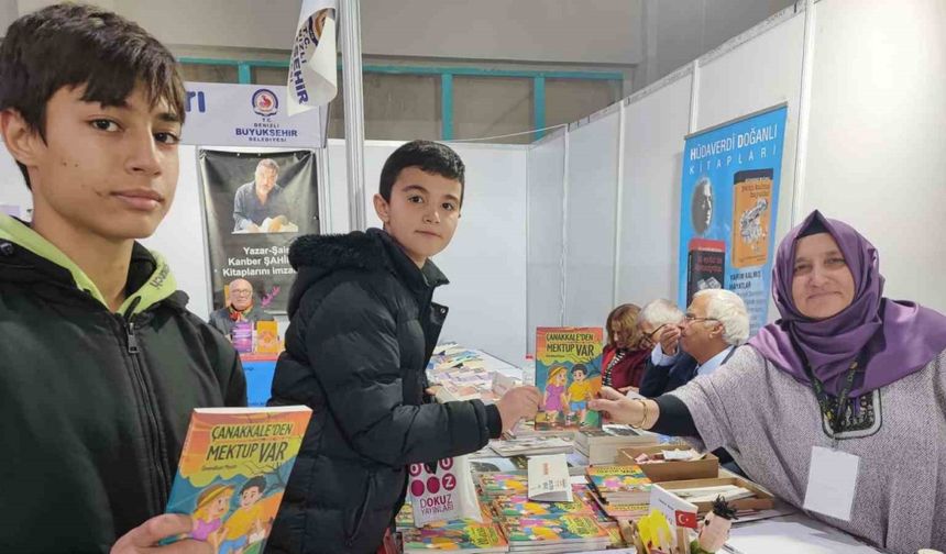 Yazar öğretmen kitap fuarında öğrencilerle buluştu