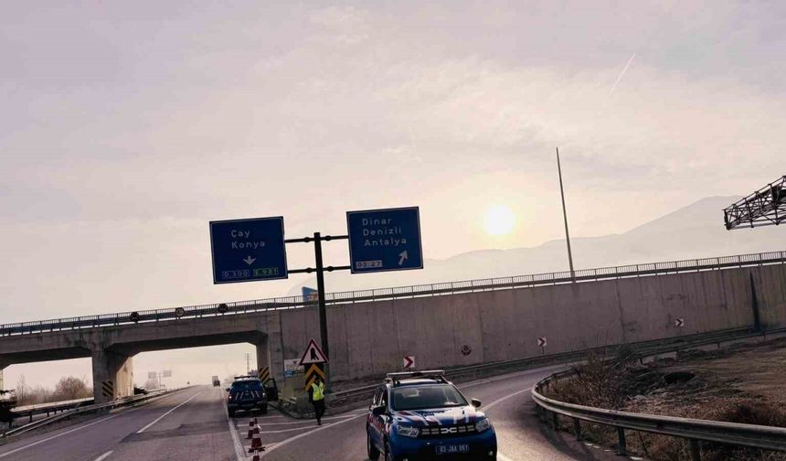 Yoğun sis nedeniyle kara yolu ulaşıma kapatıldı