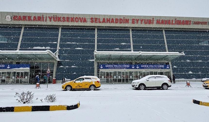 Yüksekova’da yoğun kar yağışı uçak seferlerini durdurdu