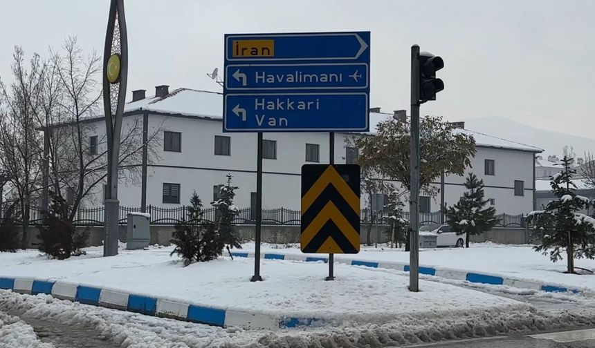 Yüksekova’da yoğun yağışlar uçak seferlerini durdurdu