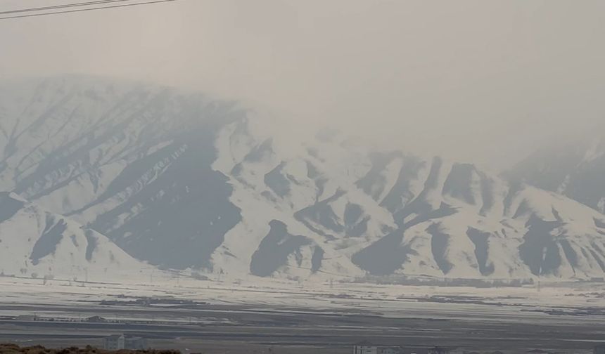 Yüksekova’nın etrafını çevreleyen dağlar beyaza büründü
