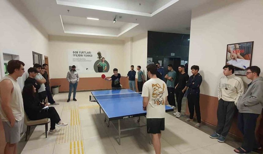 Yurtlarda kalan öğrenciler düzenlenen etkinlikler ile sosyalleşiyor