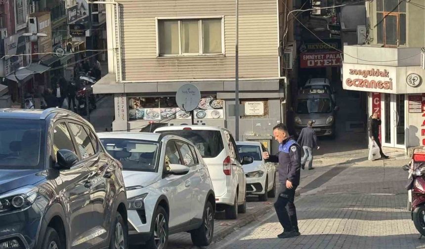 Zabıtadan kaldırım işgali yapan sürücülere ceza