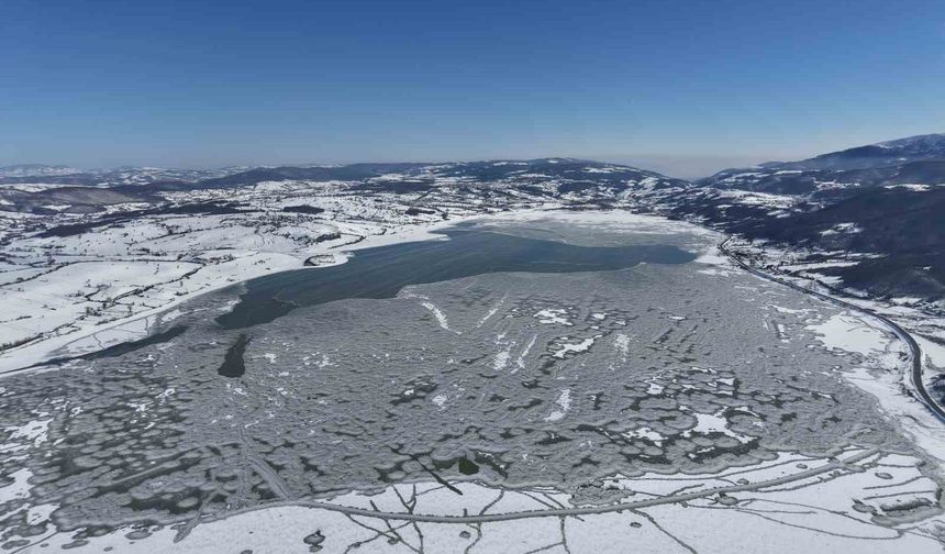 870 hektarlık Ladik Gölü buz tuttu: Kar yağışı göle can suyu oldu