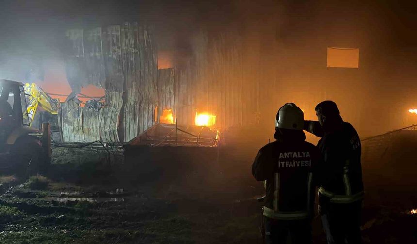 Alanya'da klima deposu alevlere teslim oldu