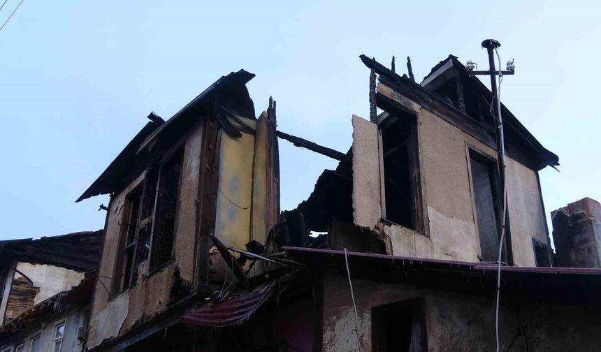 Alev alev yanan konaktan geriye duvarları kaldı