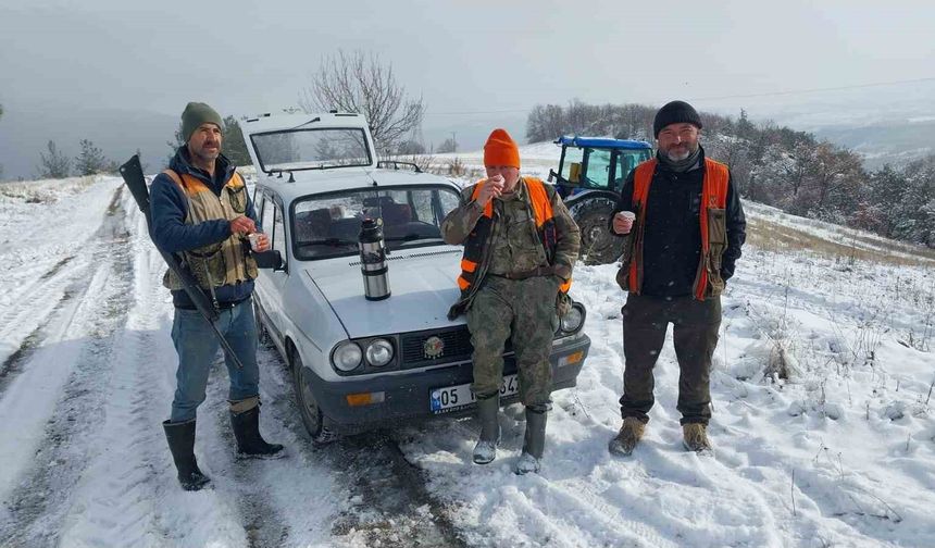 Amasya'da su kanalına düşen karacayı avcılar kurtardı
