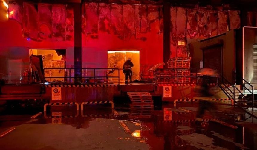 Antalya'da market deposu alev alev yandı, temel gıda alanı küle döndü