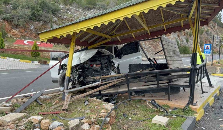 Antalya'da otomobil jandarma bekleme noktasına çarptı: 4 yaralı