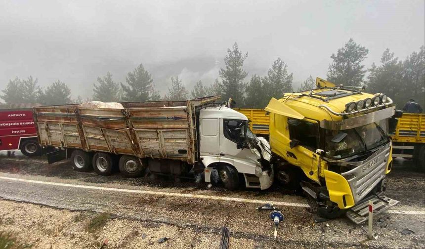 Antalya'da tır ile kamyon kafa kafaya çarpıştı: 1 ölü, 1 ağır yaralı