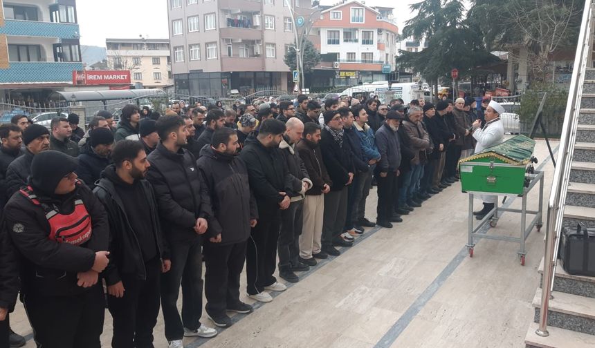 Arkadaşı tarafından bıçaklanarak öldüren genç toprağa verildi