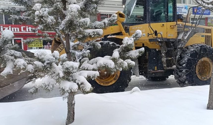 Aşkale'de kar temizleme çalışmaları son sürat devam ediyor
