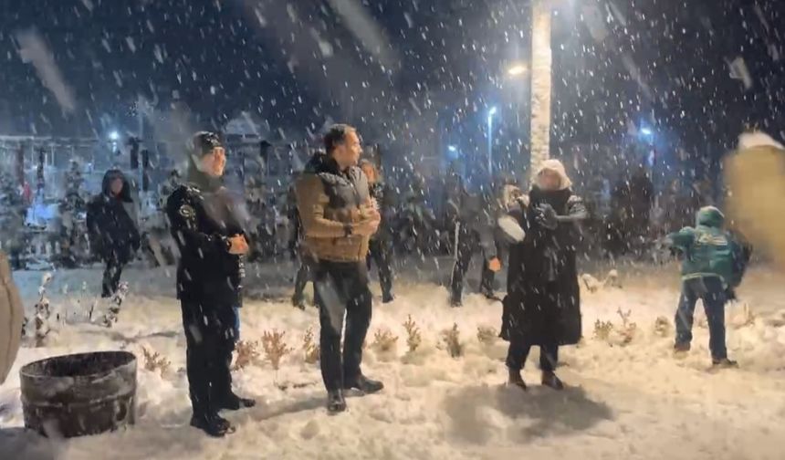 Bartın'da ilçe protokolü vatandaşlarla kartopu oynadı