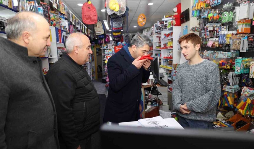 Başkan Küçükoğlu Aziziye'de bayrak dağıttı