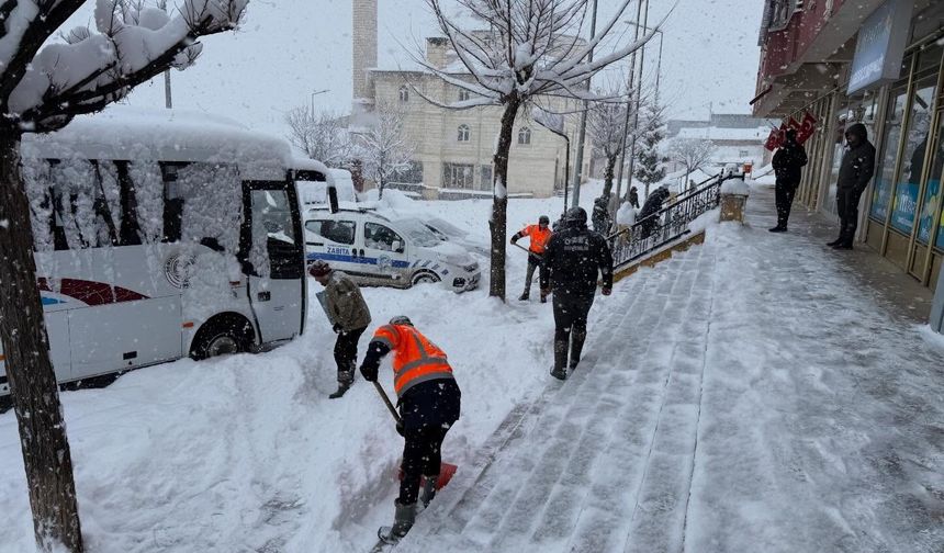 Bayburt'un Demirözü ve Aydıntepe ilçelerinde kar temizliği yapılıyor