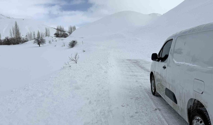Bingöl'de ilçe yoluna çığ düştü: Ekipler sevk edildi