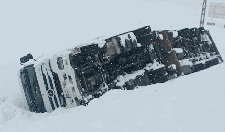 Bitlis-Tatvan yolunda maddi hasarlı tır kazası