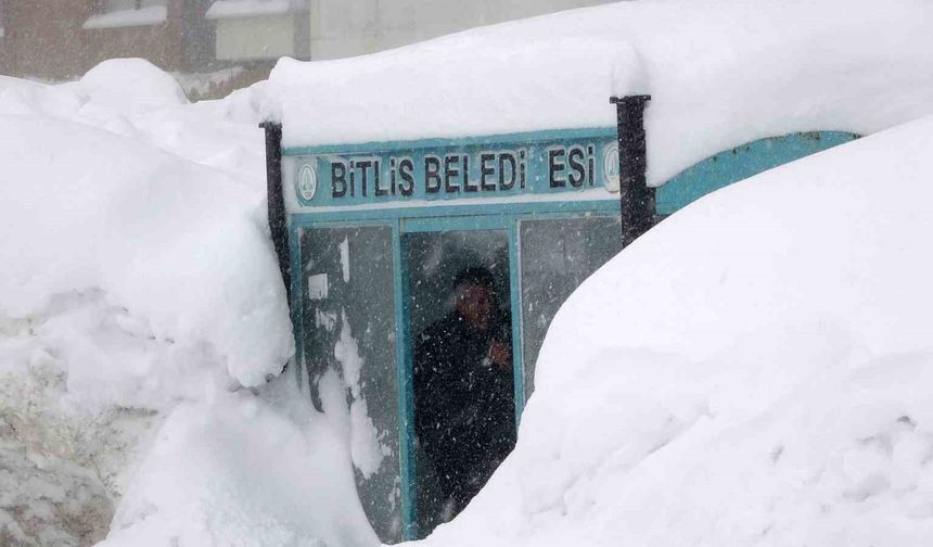 Bitlis'te kar, tipi ve fırtına: 211 köy yolu ulaşıma kapandı