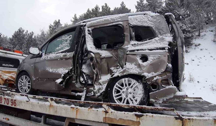 Bolu'da kamyon ile hafif ticari araç çarpıştı: 2 yaralı