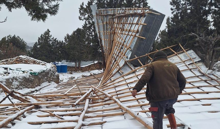Bozkır'da şiddetli fırtına ahırın çatısını uçurdu