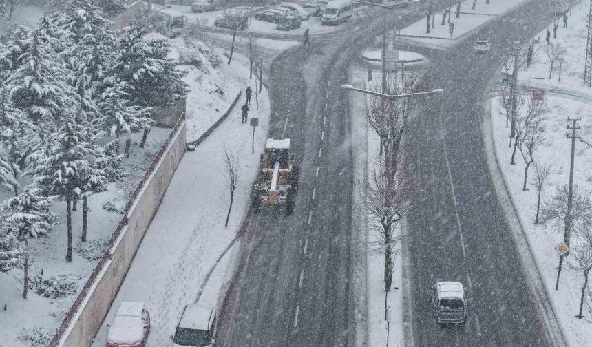 Büyükşehir'den kar yağışı sonrası arterlere anında müdahale